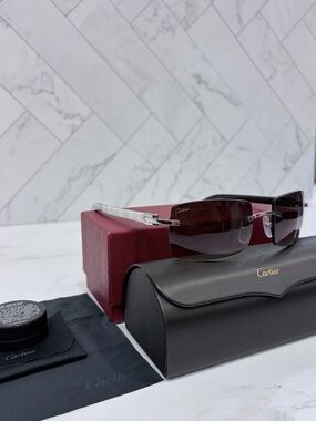 SUNGLASSES C ALLONGÉ DE
CARTIER MOTIF